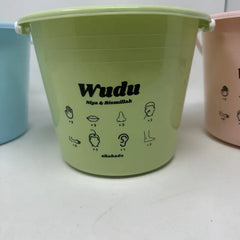 Lichtgroene plastic woedoe emmer met wudu instructies voor reinigingsritueel