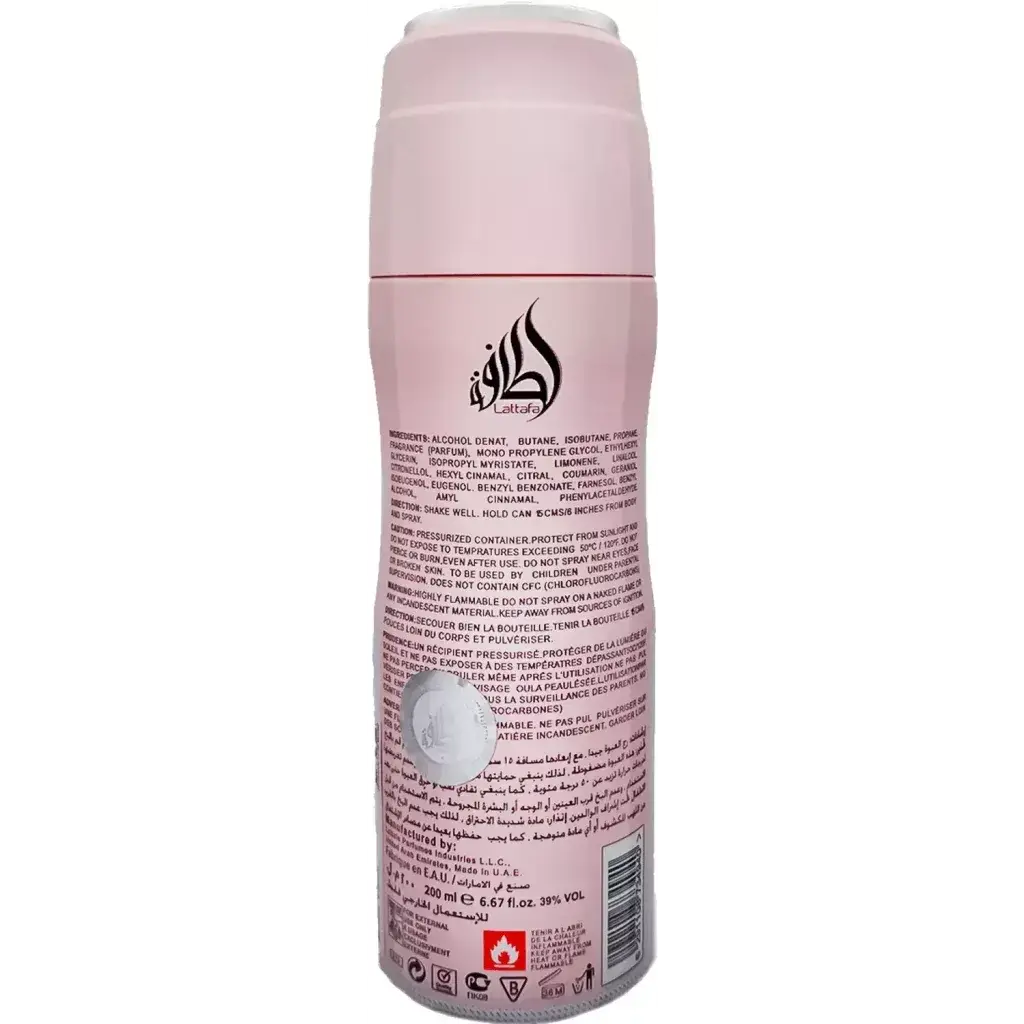 Pink lafta parfum sprayfles met witte dop en zwart logo van yara deodorant product