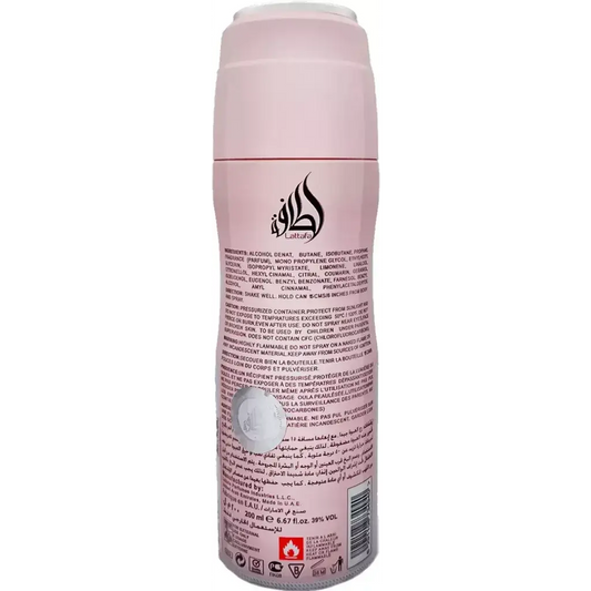 Pink lafta parfum sprayfles met witte dop en zwart logo van yara deodorant product