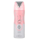 Roze en zilveren aerosol spray van yara lattafa voorwerpen in het product yara deodorant