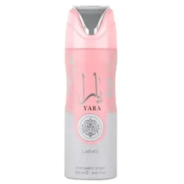 Roze en zilveren aerosol spray van yara lattafa voorwerpen in het product yara deodorant