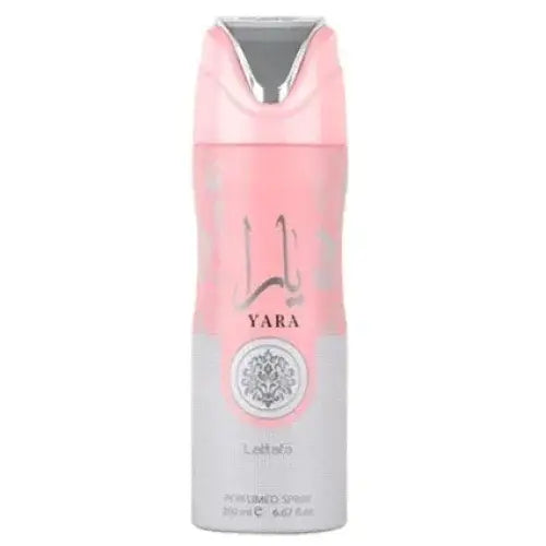 Roze en zilveren aerosol spray van yara lattafa voorwerpen in het product yara deodorant