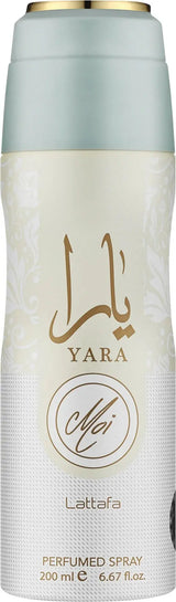 Een strakke witte en lichtblauwe yara moi deodorant sprayfles met gouden tekst en metalen dop