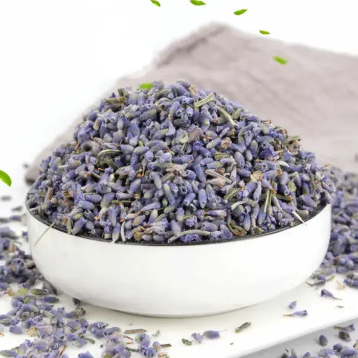 Witte keramische kom gevuld met 100 gram gedroogde lavendelbloemen voor aromatherapie en decoratie