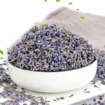 Witte keramische kom gevuld met 100 gram gedroogde lavendelbloemen voor aromatherapie en decoratie