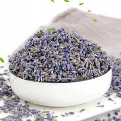 Witte keramische kom gevuld met 100 gram gedroogde lavendelbloemen voor aromatherapie en decoratie