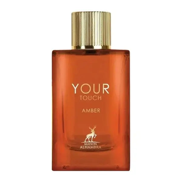 Een rechthoekige amberkleurige glazen fles met een gouden geribbelde dop en reliëftekst your touch amber van maison alhambra