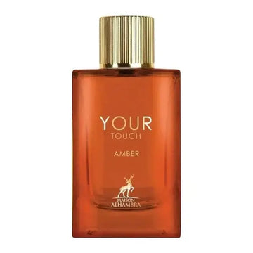 Een rechthoekige amberkleurige glazen fles met een gouden geribbelde dop en reliëftekst your touch amber van maison alhambra