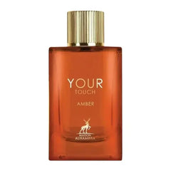 Een rechthoekige amberkleurige glazen fles met een gouden geribbelde dop en reliëftekst your touch amber van maison alhambra
