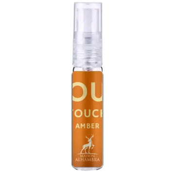 Oranje glazen sprayfles your touch amber met doorzichtige dop en gouden tekst van maison alhambra