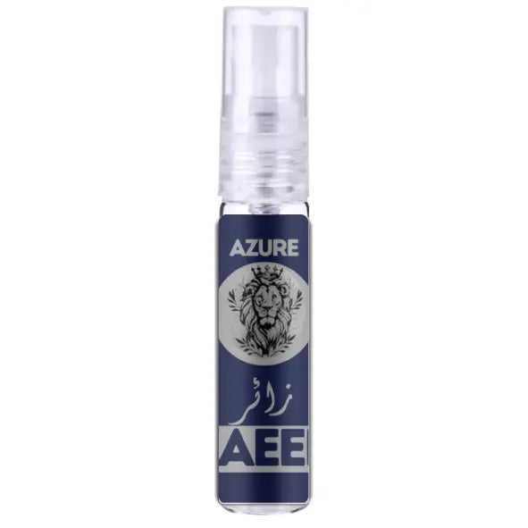 Zaeer Azure parfum spray in een slanke marineblauwe fles met een glazen dop en een reliëf leeuwembleem