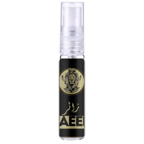 Zwarte cilindrische sprayfles met gouden leeuwembleem en aee merk op product zaeer black