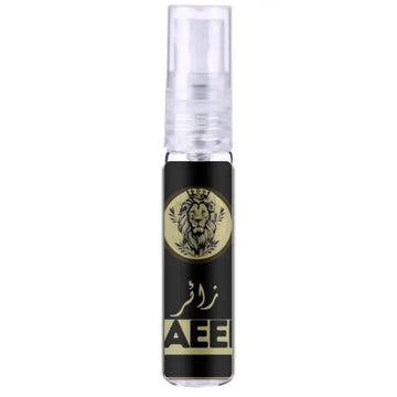 Zwarte cilindrische sprayfles met gouden leeuwembleem en aee merk op product zaeer black