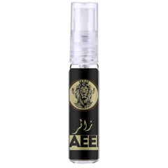 Zwarte cilindrische sprayfles met gouden leeuwembleem en aee merk op product zaeer black