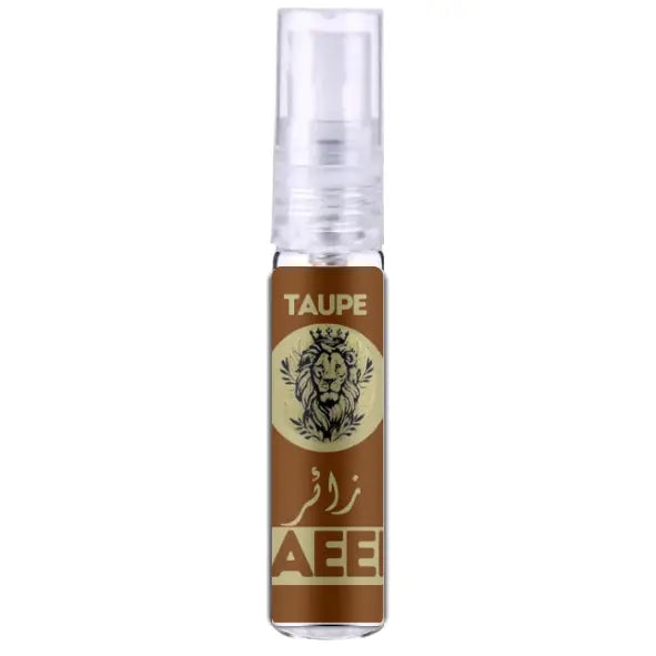 Een slanke, doorzichtige sprayfles taupe met een bruin etiket, reliëf leeuw en gouden aee merknaam, zaeer taupe