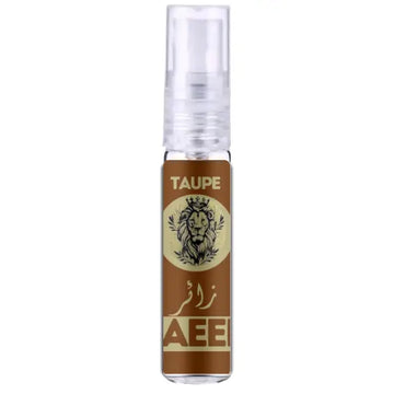 Een slanke, doorzichtige sprayfles taupe met een bruin etiket, reliëf leeuw en gouden aee merknaam, zaeer taupe