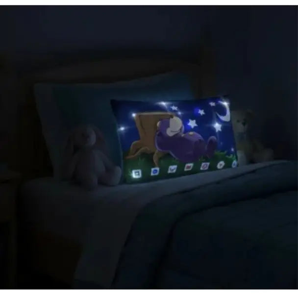 De Zaky Bedtime Pillow is een gloeiend blauw kussen met een paarse beer onder een sterrenhemel en een maansikkel