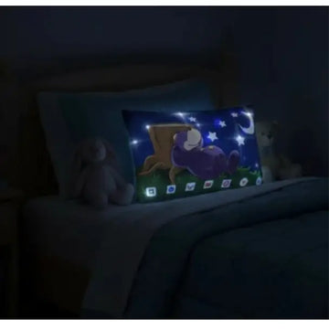 De Zaky Bedtime Pillow is een gloeiend blauw kussen met een paarse beer onder een sterrenhemel en een maansikkel