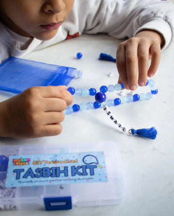 Blauwe kralen tasbih met kwastje en gepersonaliseerde kraal ismails in zelf tasbih maken diy pakket