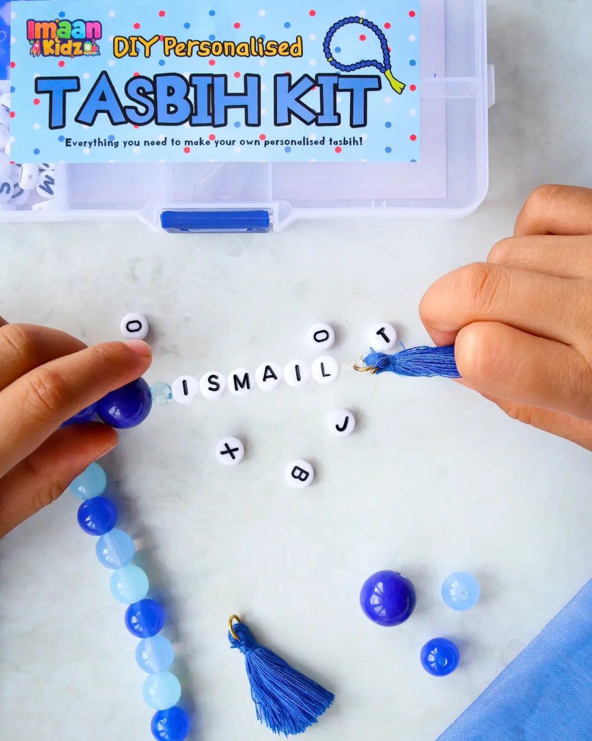 Blauw kralen tassel met witte letterkralen die ismails spellen wordt gemonteerd in zelf tasbih maken diy pakket