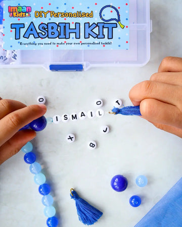 Blauw kralen tassel met witte letterkralen die ismails spellen wordt gemonteerd in zelf tasbih maken diy pakket