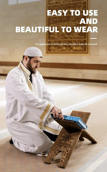 Witte gebedsmouw met goudkleurige bies en geborduurde details naast zikr smart ring qb708 voor gebedstijden en tasbih
