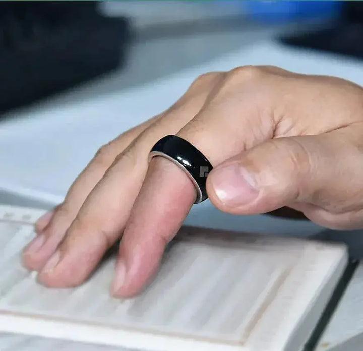 Zwarte zikr smart ring qb708 met glanzende afwerking en zilverkleurige binnenband voor gebedstijden en tasbih