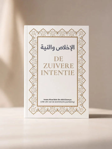 Een wit hardcover boek de zuivere intentie met goudgegoten arabische en nederlandse tekst en een gouden geometrische rand