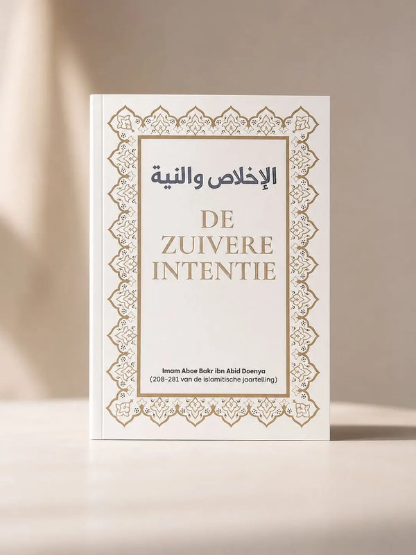 Een wit hardcover boek de zuivere intentie met goudgegoten arabische en nederlandse tekst en een gouden geometrische rand