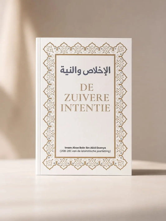 Een wit hardcover boek de zuivere intentie met goudgegoten arabische en nederlandse tekst en een gouden geometrische rand