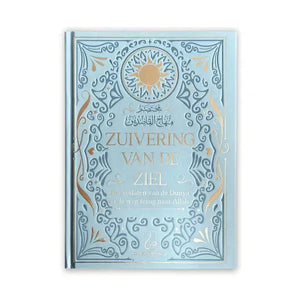 Een lichtblauw boek zuivering van de ziel met ingewikkelde zilveren en gouden reliëf patronen en zonmotief